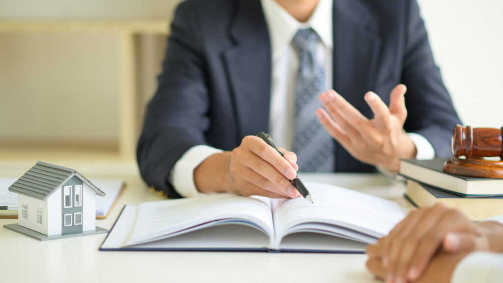 lawyers-are-advising-clients-about-real-estate-law-F8HSCJ2 (FILEminimizer)