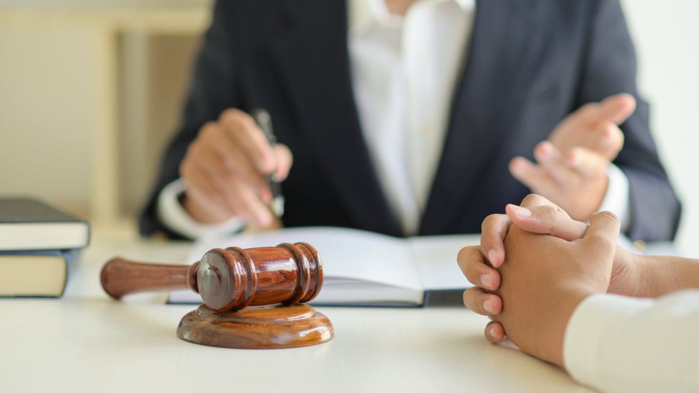 lawyers-are-giving-legal-advice-to-clients-A3PS82T (FILEminimizer)
